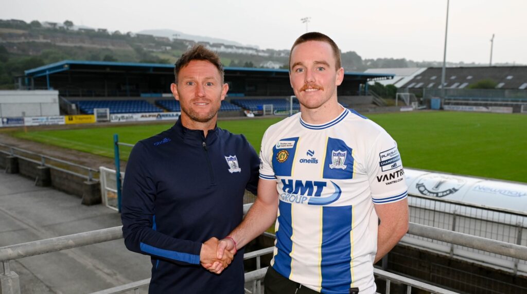 Assistant Manager Ryan Moffatt with latest Signing Kane Rossiter