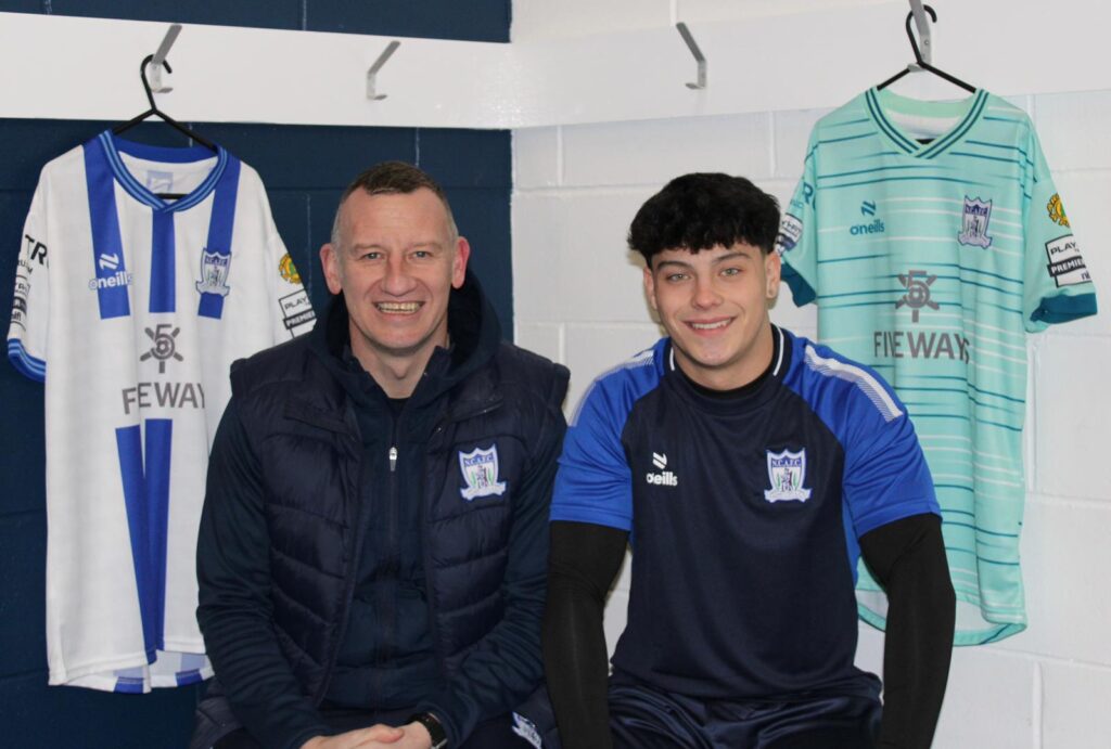 Manager Stuart King with new signing Aaron Donnelly